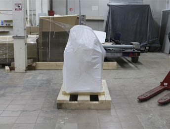 Фото Упаковка оборудования в термоусадочную пленку и изготовление жесткой глухой обрешетки #83