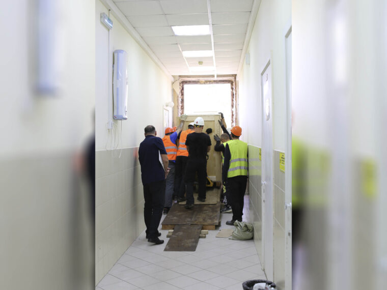 Доставка и разгрузка медицинского оборудования с подъем через окно — фотография 5