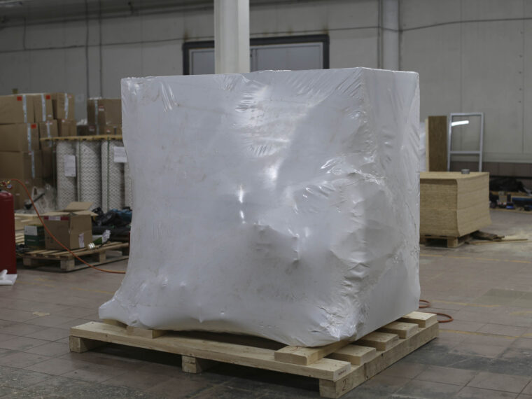 Упаковка оборудования в пленку и обрешетку для перевозки — фотография 120
